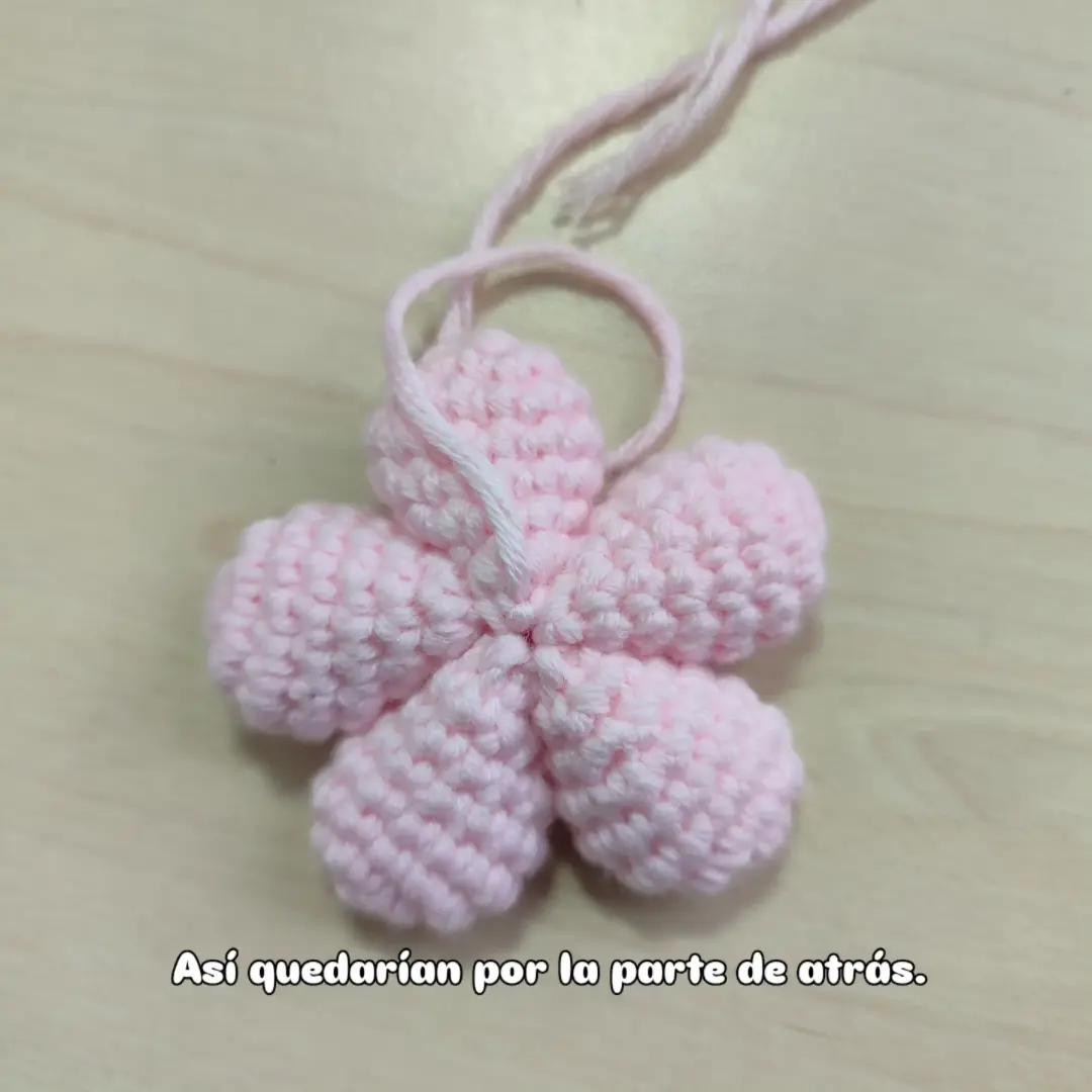 Hagamos flores de cerezo a crochet.