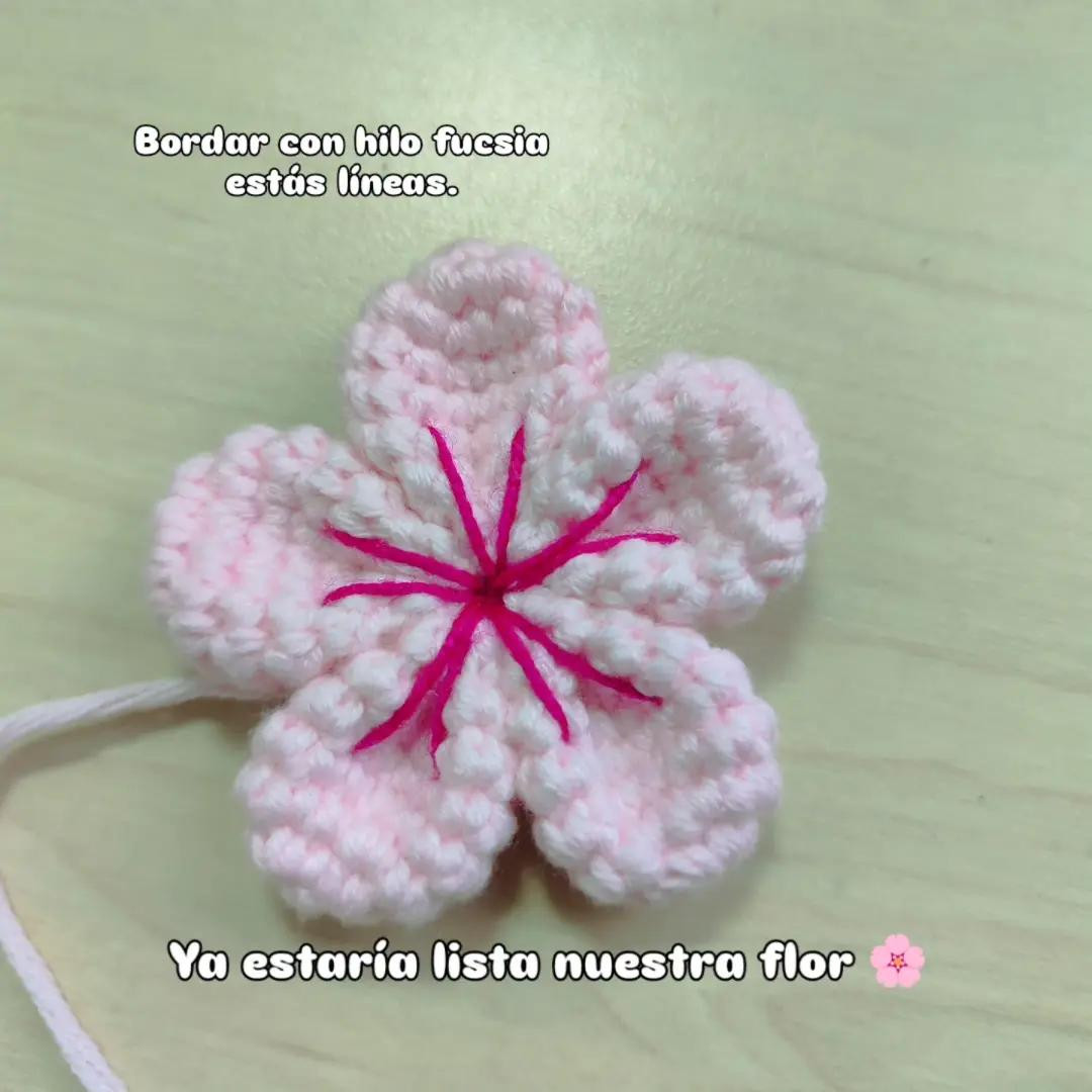 Hagamos flores de cerezo a crochet.