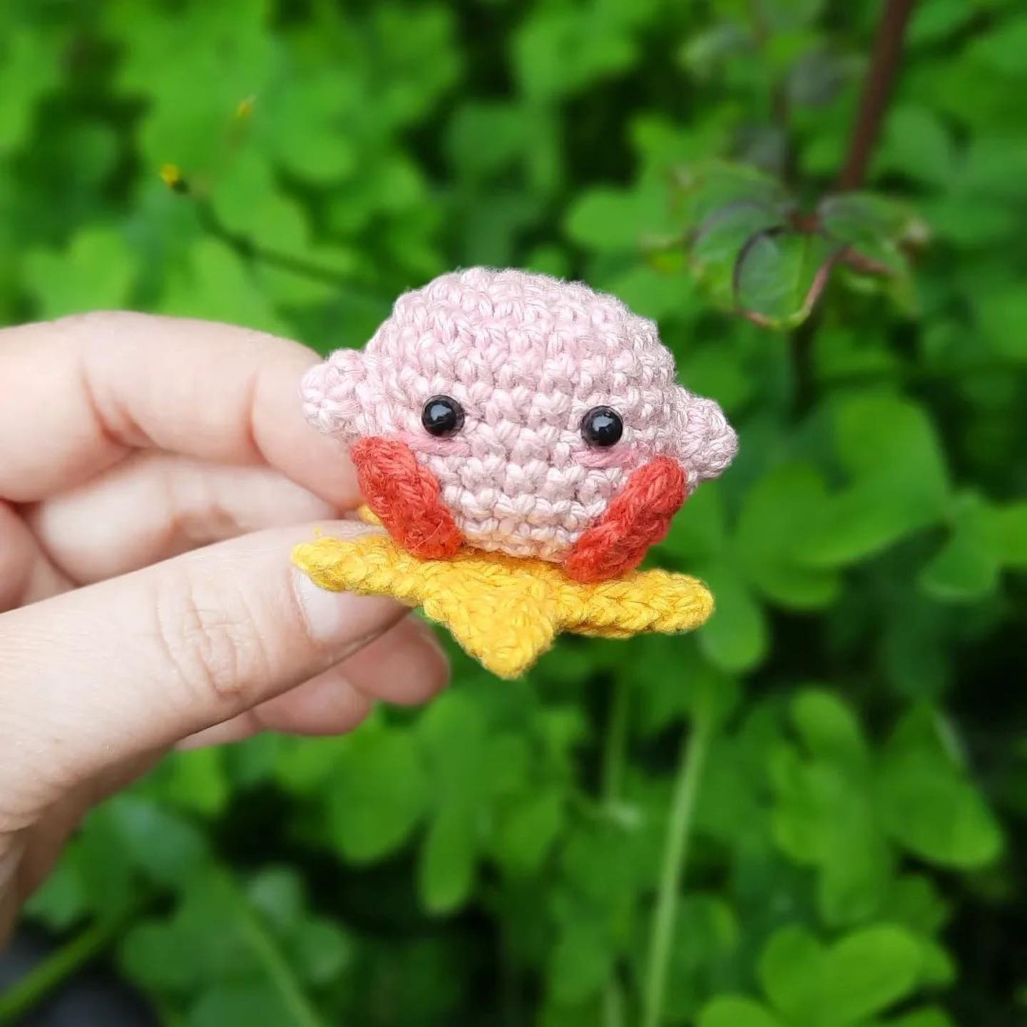 Patrón amigurumi Kirby tejido a crochet.