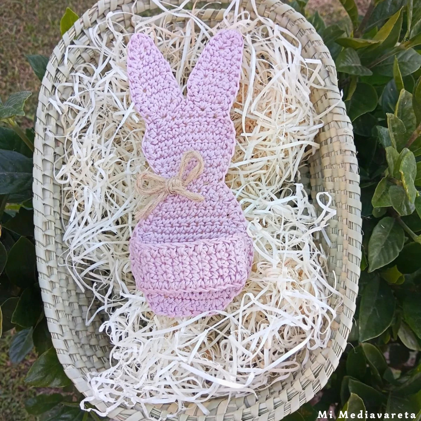 PATRÓN: Conejito de Pascua tejido a crochet.