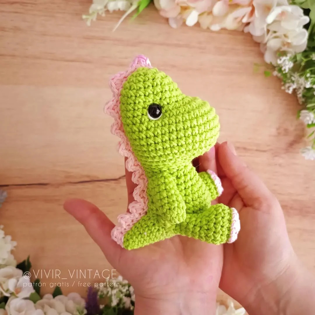 Patrón de amigurumi dinosaurio gratis: ¡Tejelo ahora!