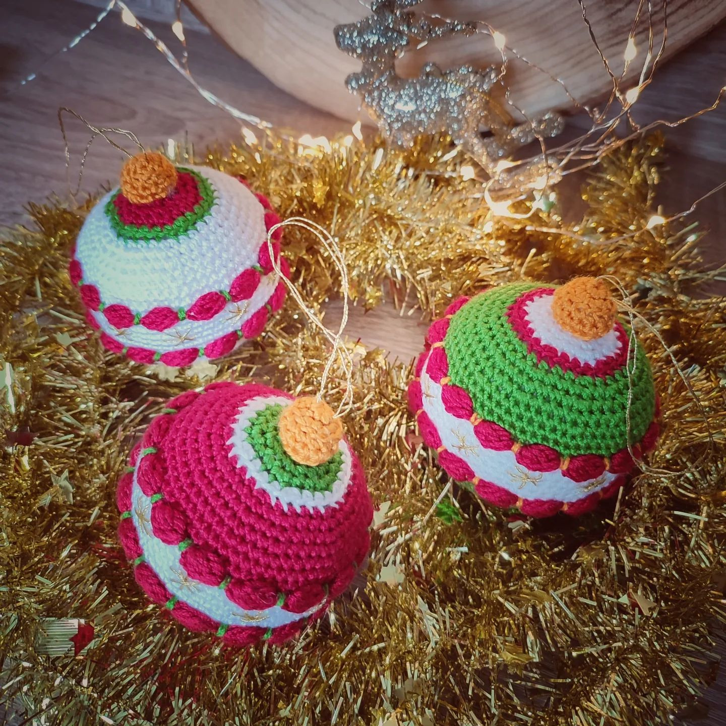 Patrón gratuito: Adornos navideños tejidos a crochet