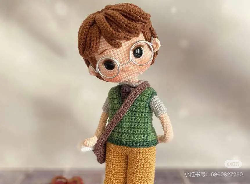 Amigurumi Gözlüklü Çocuk ve Valiz Deseni: Tığ İşi Sanatı