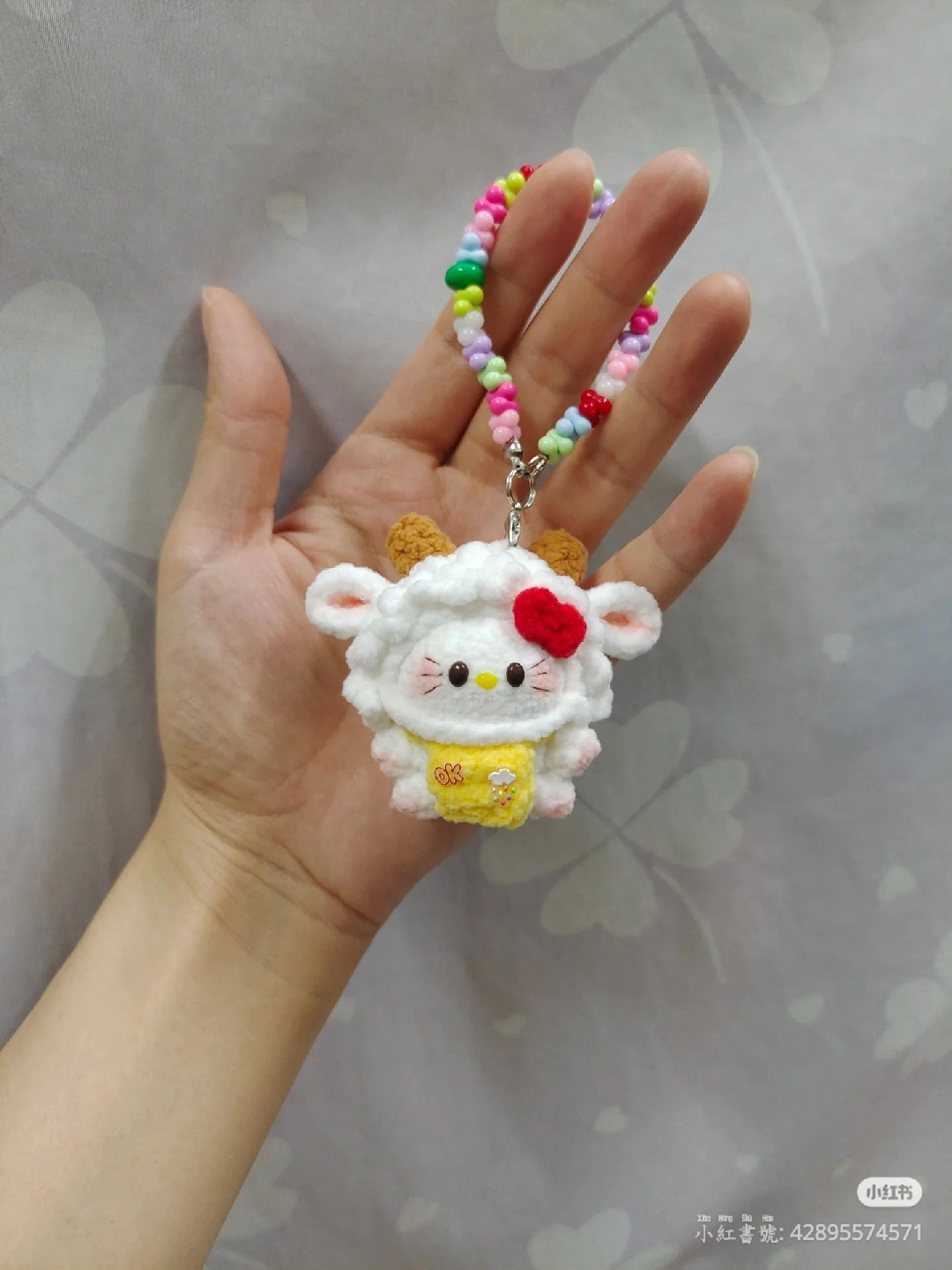 Chart móc len Kitty đội mũ cừu dễ thương và đầy màu sắc