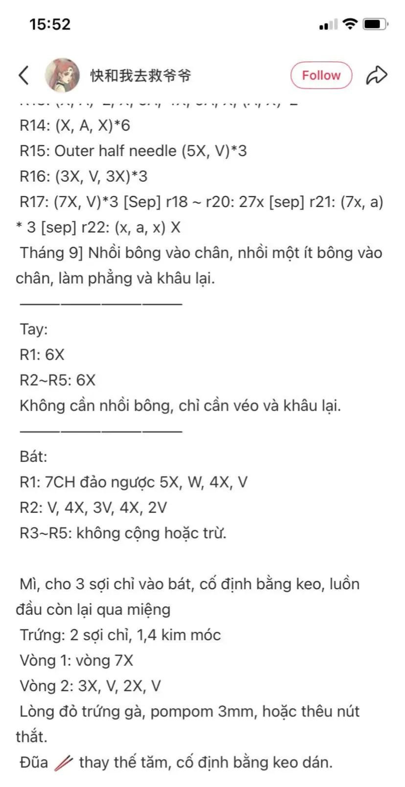 Chú gấu bông móc len dễ thương đang thưởng thức tô mì