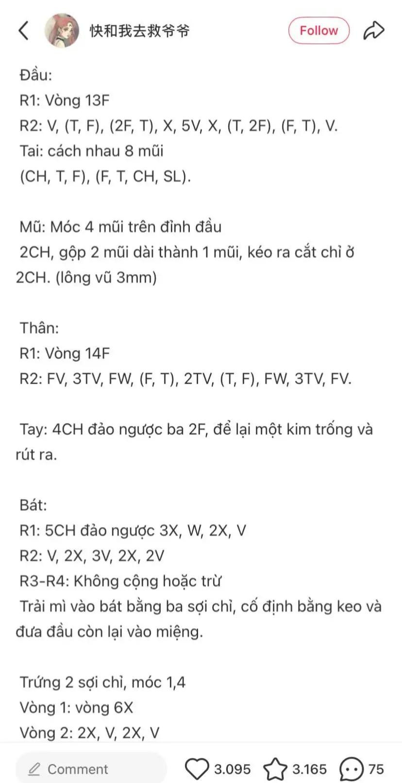 Chú gấu bông móc len dễ thương đang thưởng thức tô mì