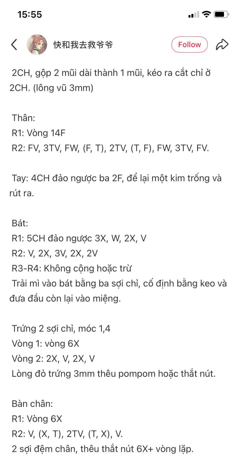 Chú gấu bông móc len dễ thương đang thưởng thức tô mì
