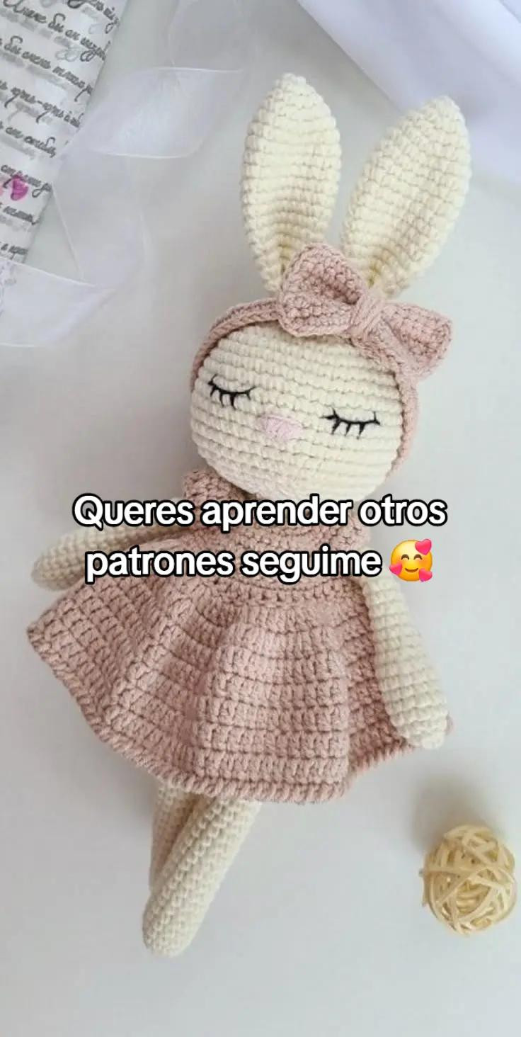 "Conejita amigurumi soñadora: patrón de crochet intermedio y minimalista"