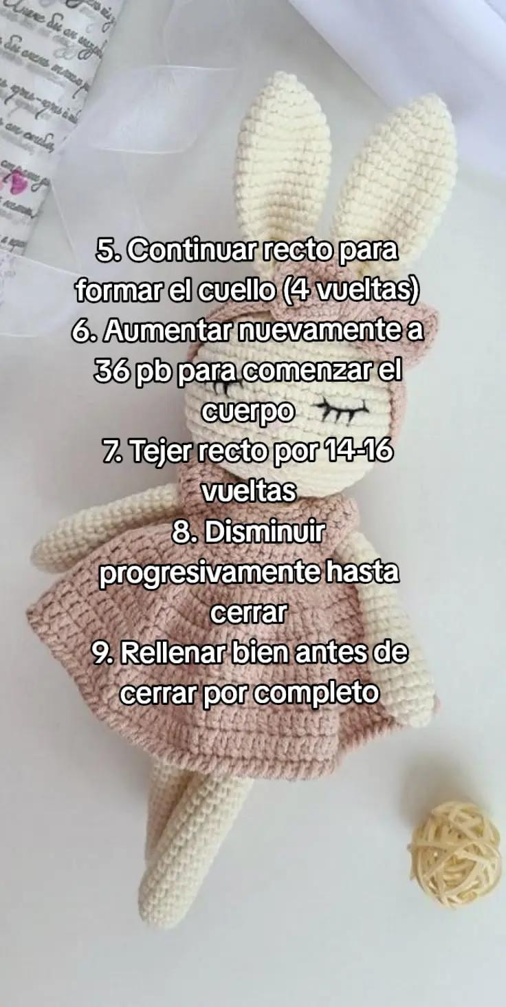 "Conejita amigurumi soñadora: patrón de crochet intermedio y minimalista"