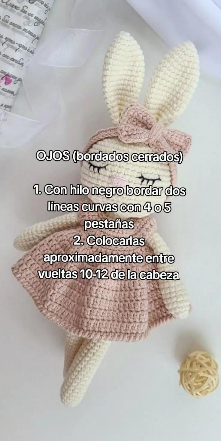 "Conejita amigurumi soñadora: patrón de crochet intermedio y minimalista"