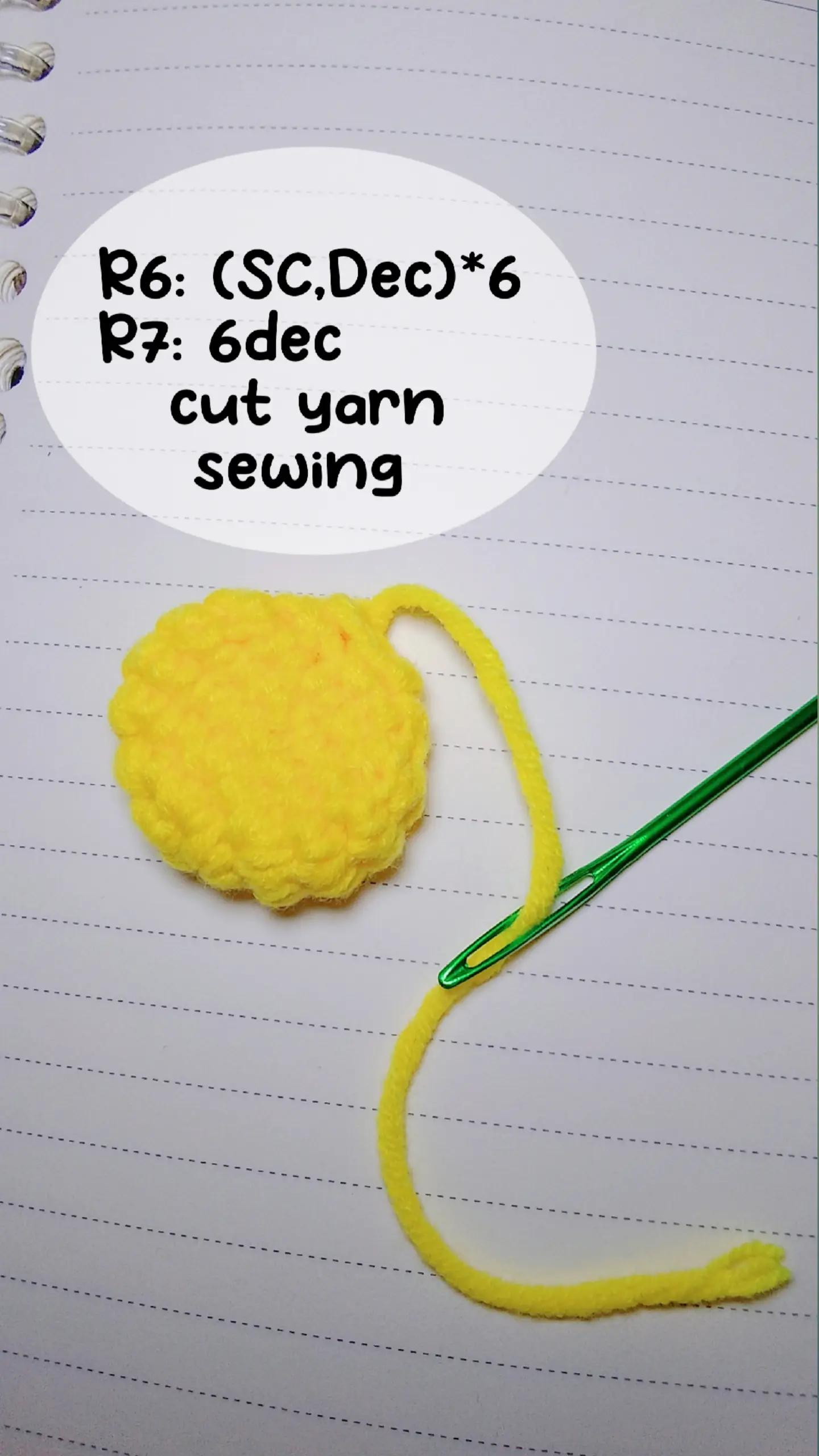 Crochet Daisy Flower Pattern: A Cute Keychain Design