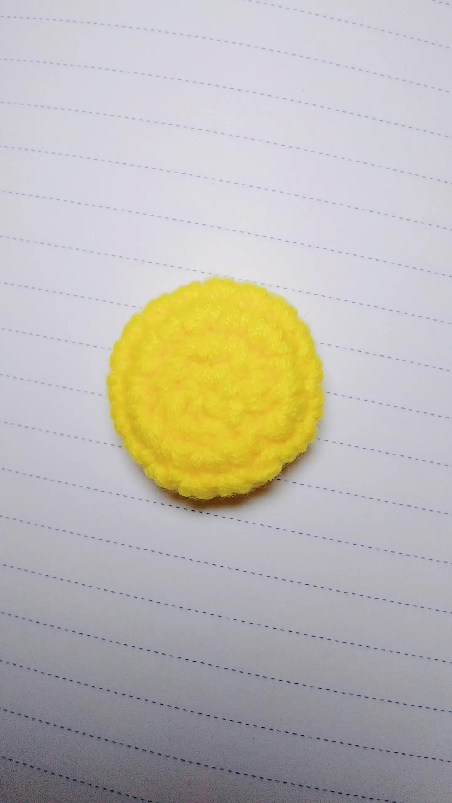 Crochet Daisy Flower Pattern: A Cute Keychain Design