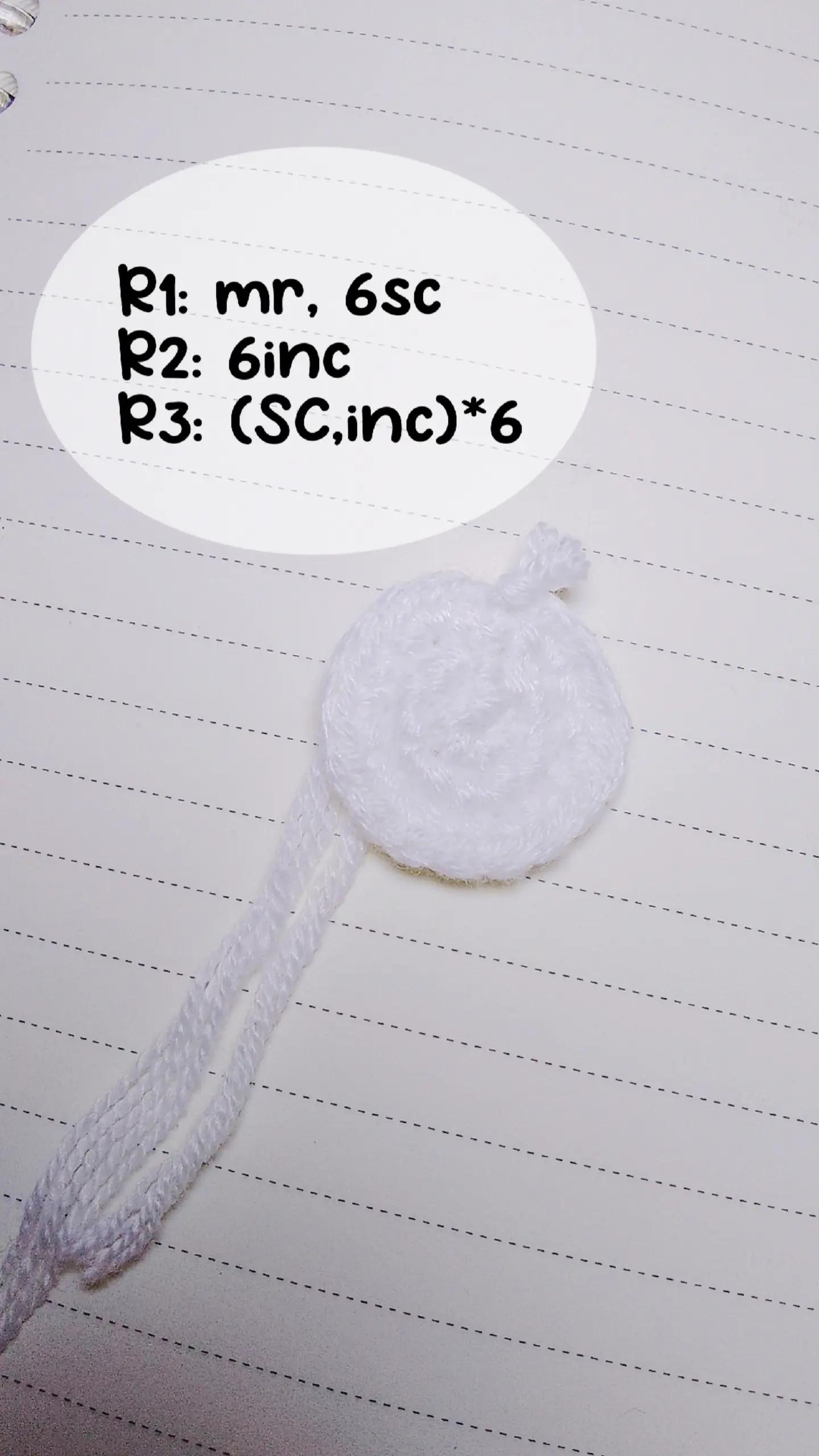 Crochet Daisy Flower Pattern: A Cute Keychain Design