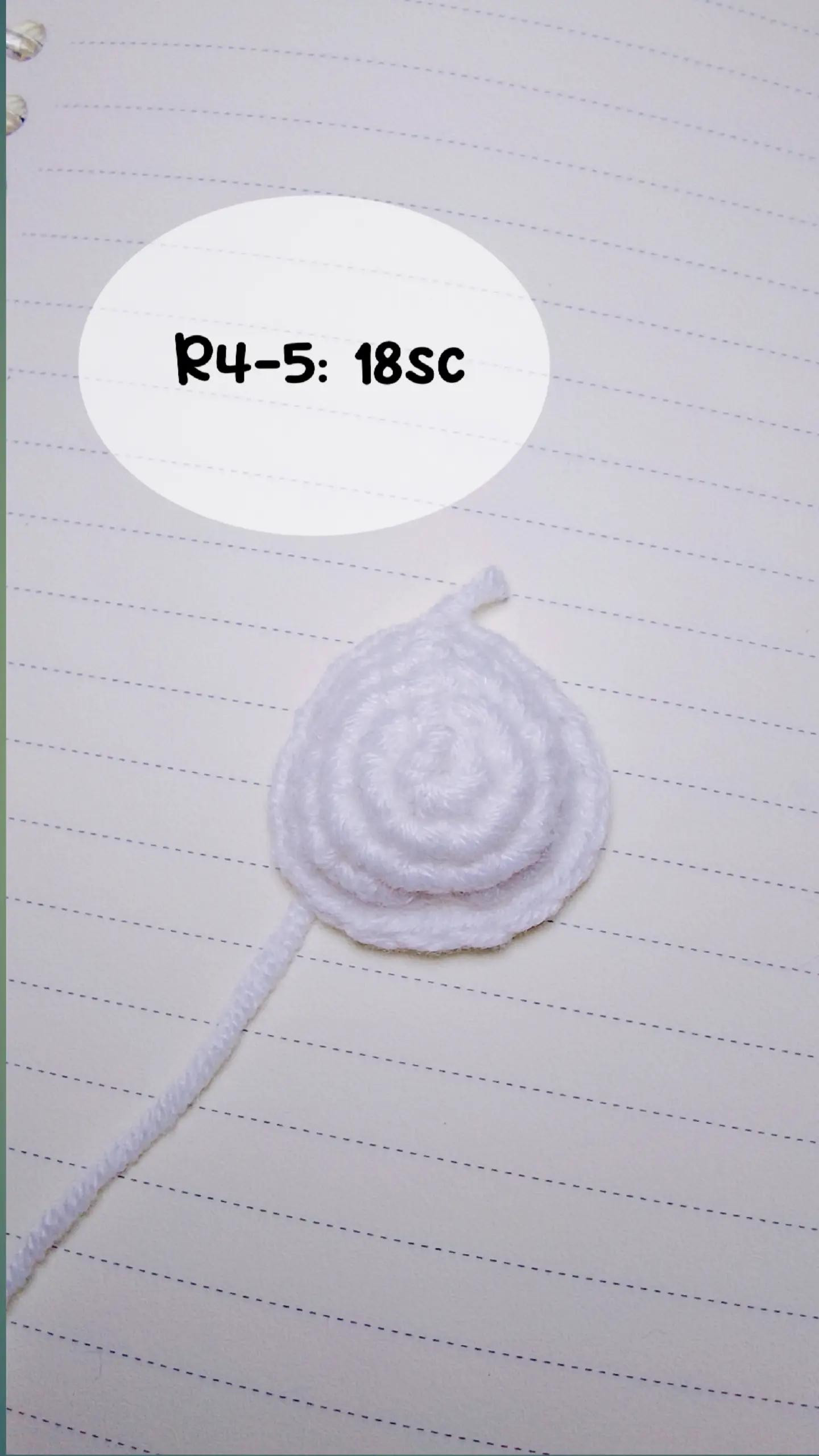 Crochet Daisy Flower Pattern: A Cute Keychain Design