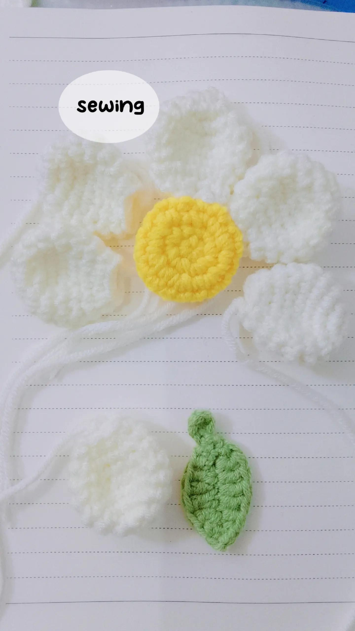 Crochet Daisy Flower Pattern: A Cute Keychain Design