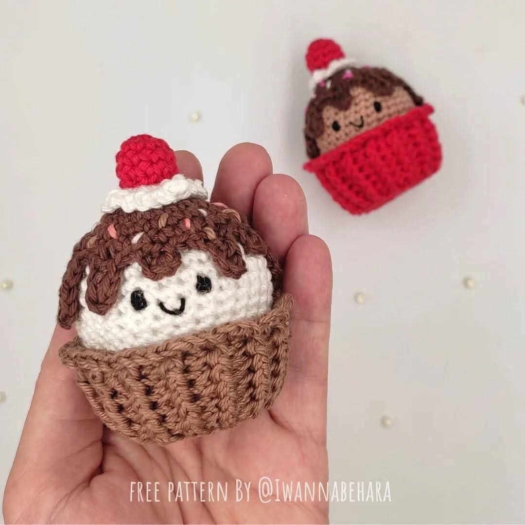 Cute Crochet Cupcake Pattern with Gift Accents