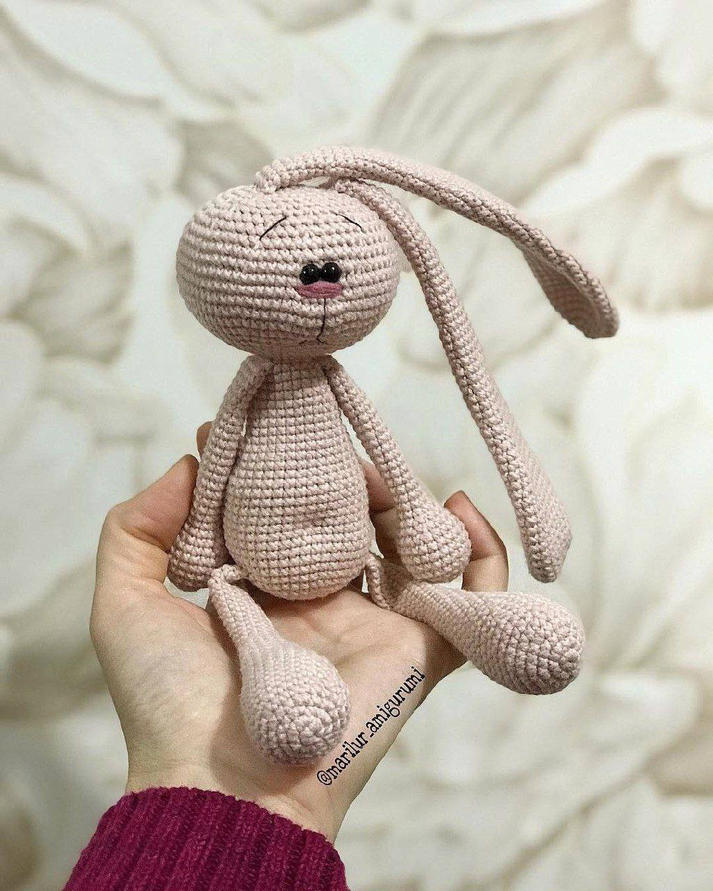 Игрушечные зайцы с сердечками: схема вязания крючком