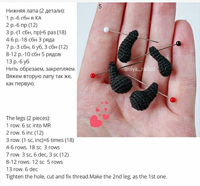 Изготовление миниатюрной вязаной панды с зелёным шарфом
