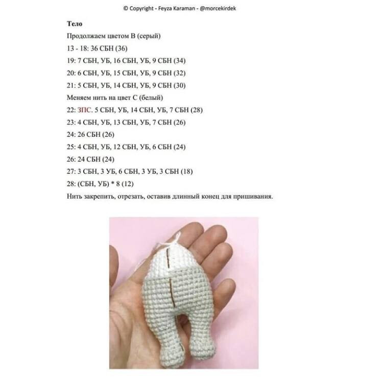 Изящный вязаный мышонок в цилиндре и смокинге