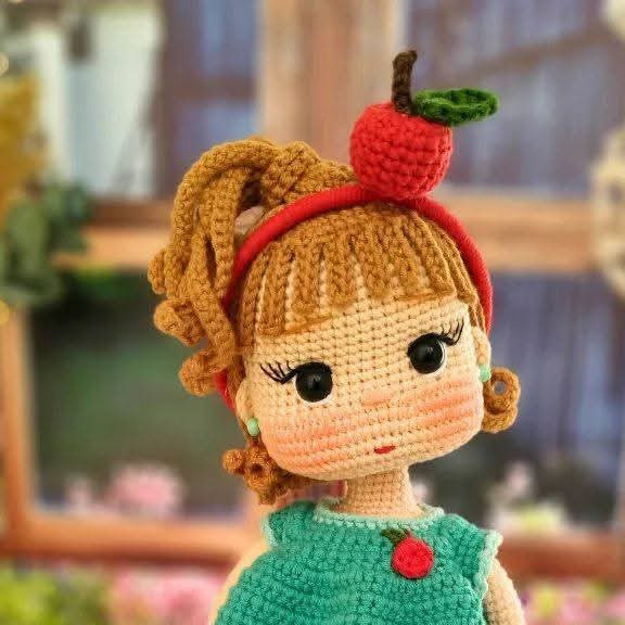 Кукла из пряжи в яблочном костюме: схема для вязания крючком