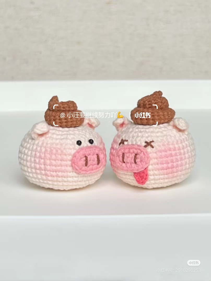Móc len hình chú heo dễ thương với nón phân hài hước