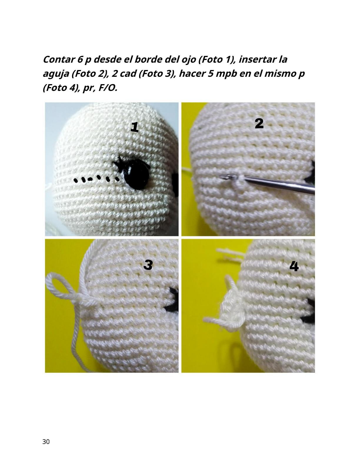 Muñeca amigurumi vestida de azul y rosa con flores.