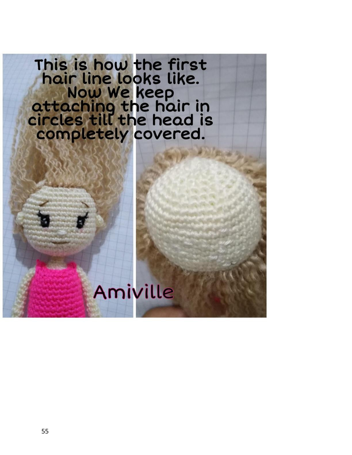 Muñeca amigurumi vestida de azul y rosa con flores.