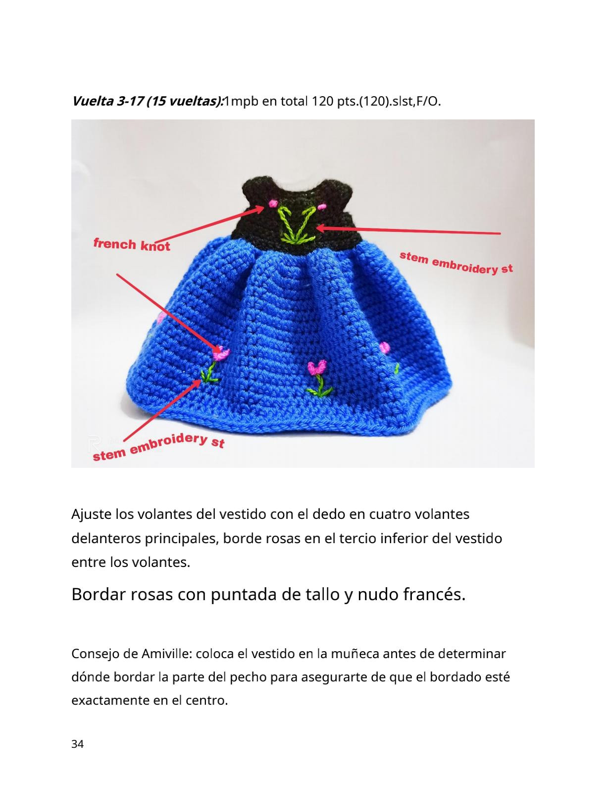 Muñeca amigurumi vestida de azul y rosa con flores.