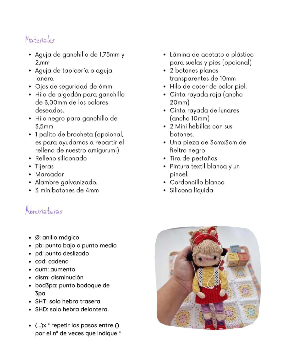 Muñeca de crochet con auriculares y falda roja vibrante