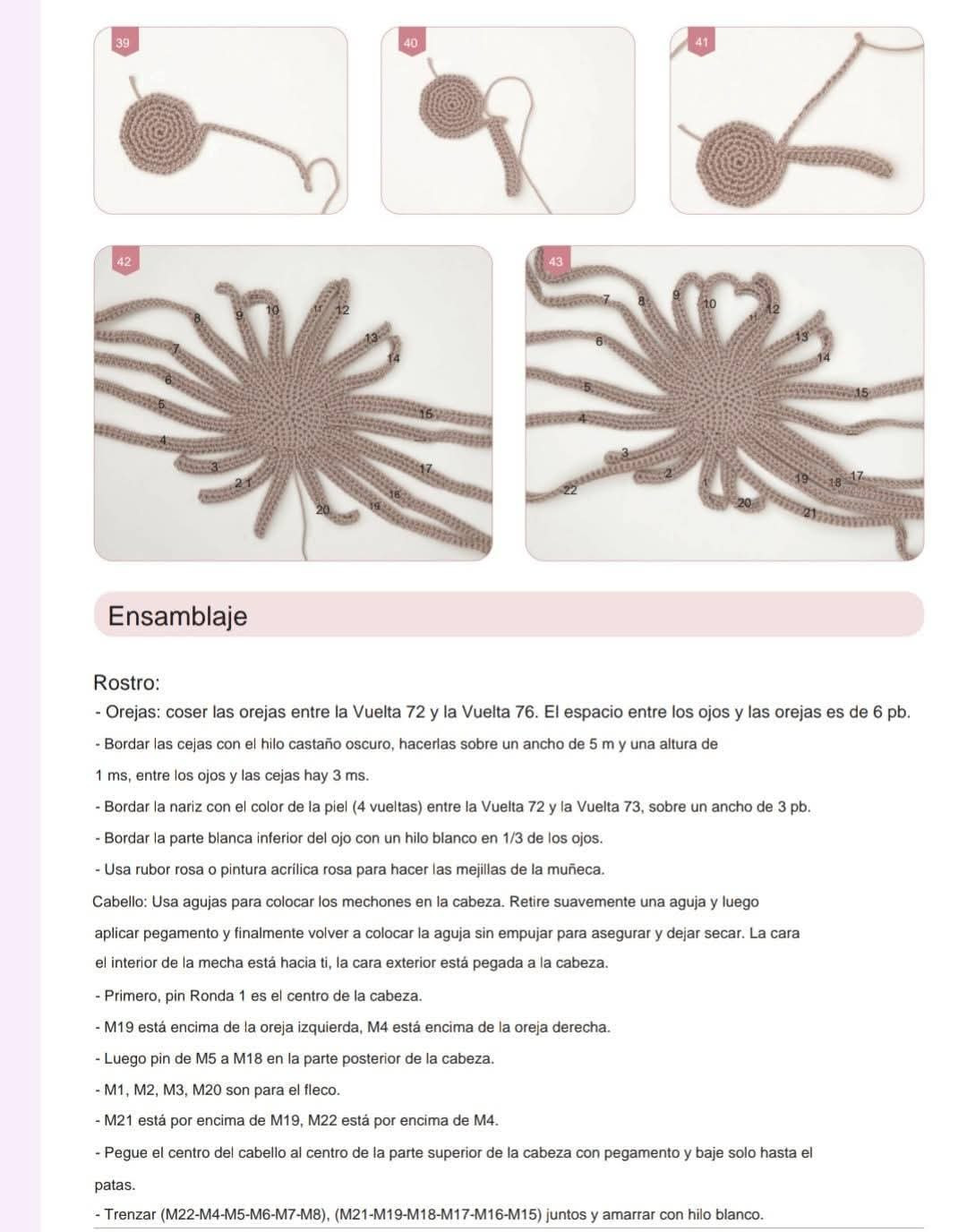 Muñeca de ganchillo con orejas de conejo y vestido colorido