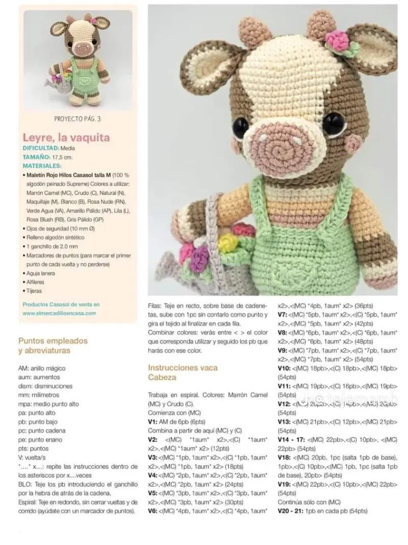 Muñeca de vaca amigurumi con vestido verde y regadera de flores
