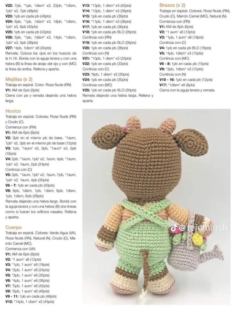 Muñeca de vaca amigurumi con vestido verde y regadera de flores