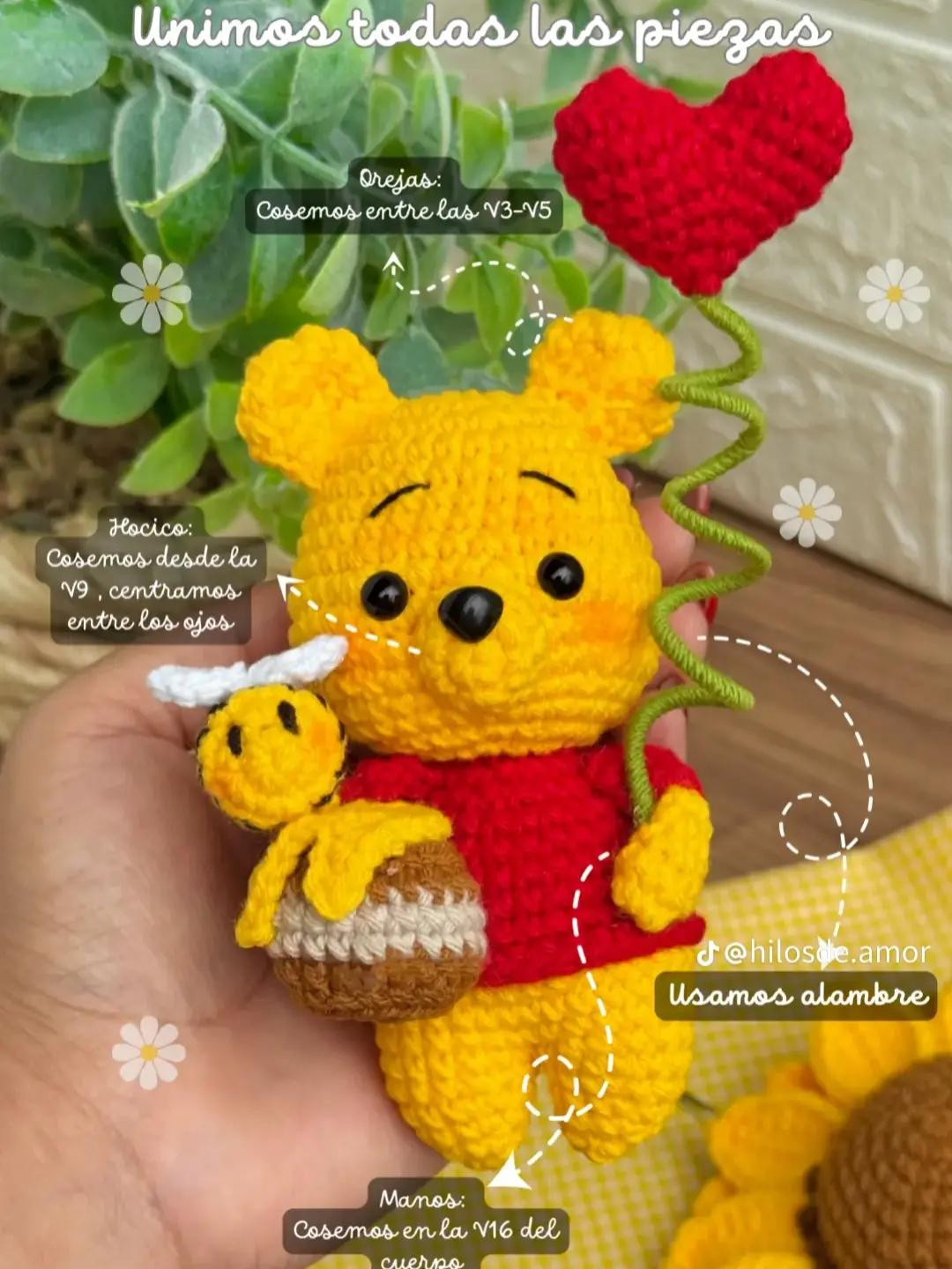 Muñeco de crochet de osito con abeja y corazón para tejedores apasionados