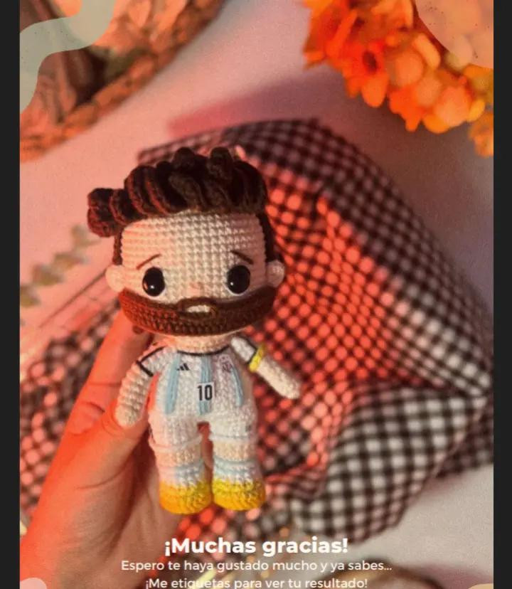 Muñeco de ganchillo inspirado en un famoso futbolista argentino