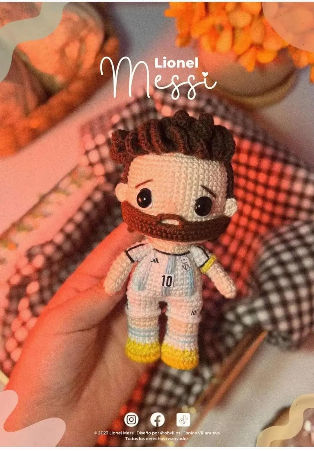 Muñeco de ganchillo inspirado en un famoso futbolista argentino