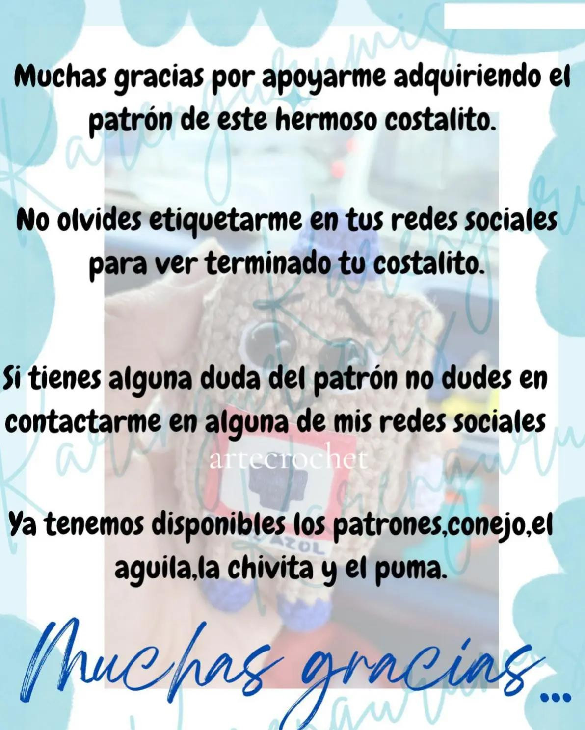 Muñeco tejido a crochet con diseño de botiquín azul y blanco