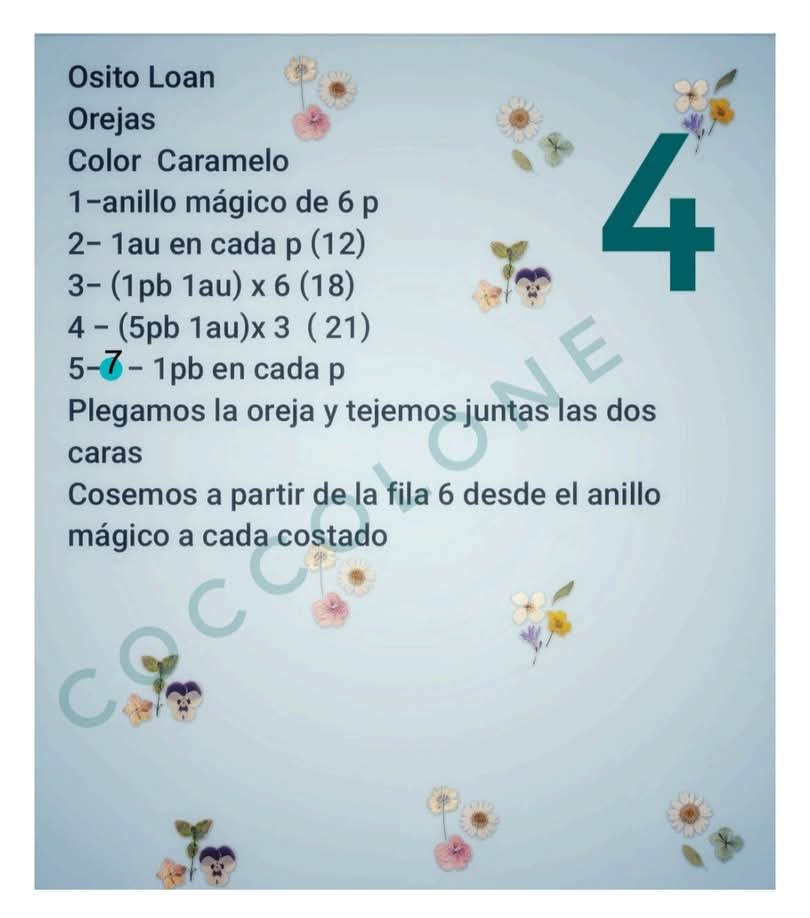 Osito de punto con pantalones y accesorios de ganchillo coloridos.
