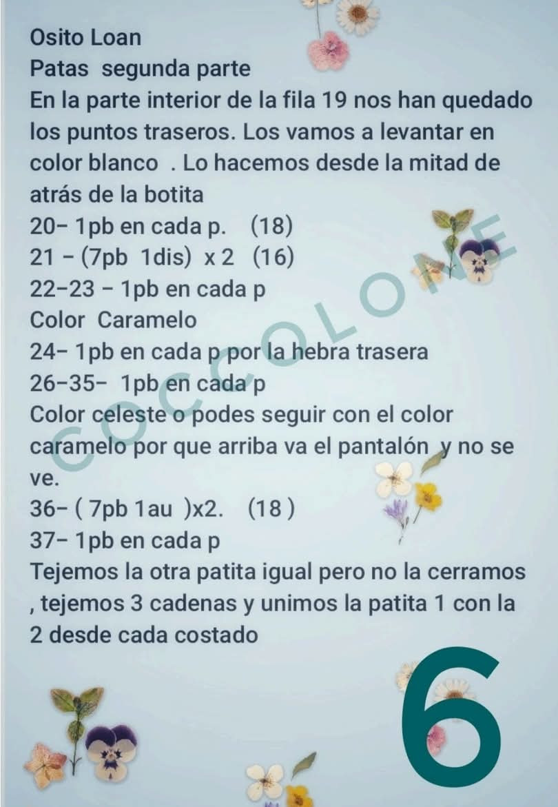 Osito de punto con pantalones y accesorios de ganchillo coloridos.