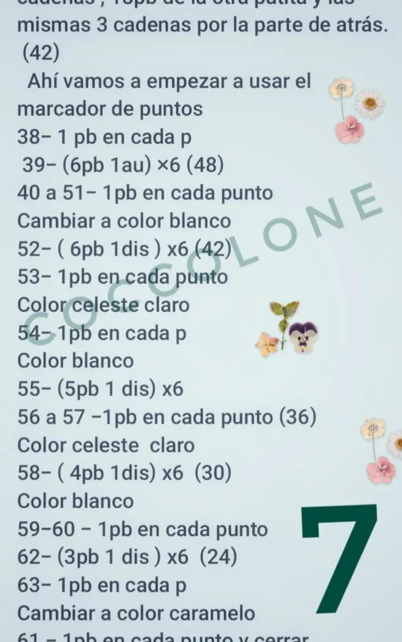 Osito de punto con pantalones y accesorios de ganchillo coloridos.