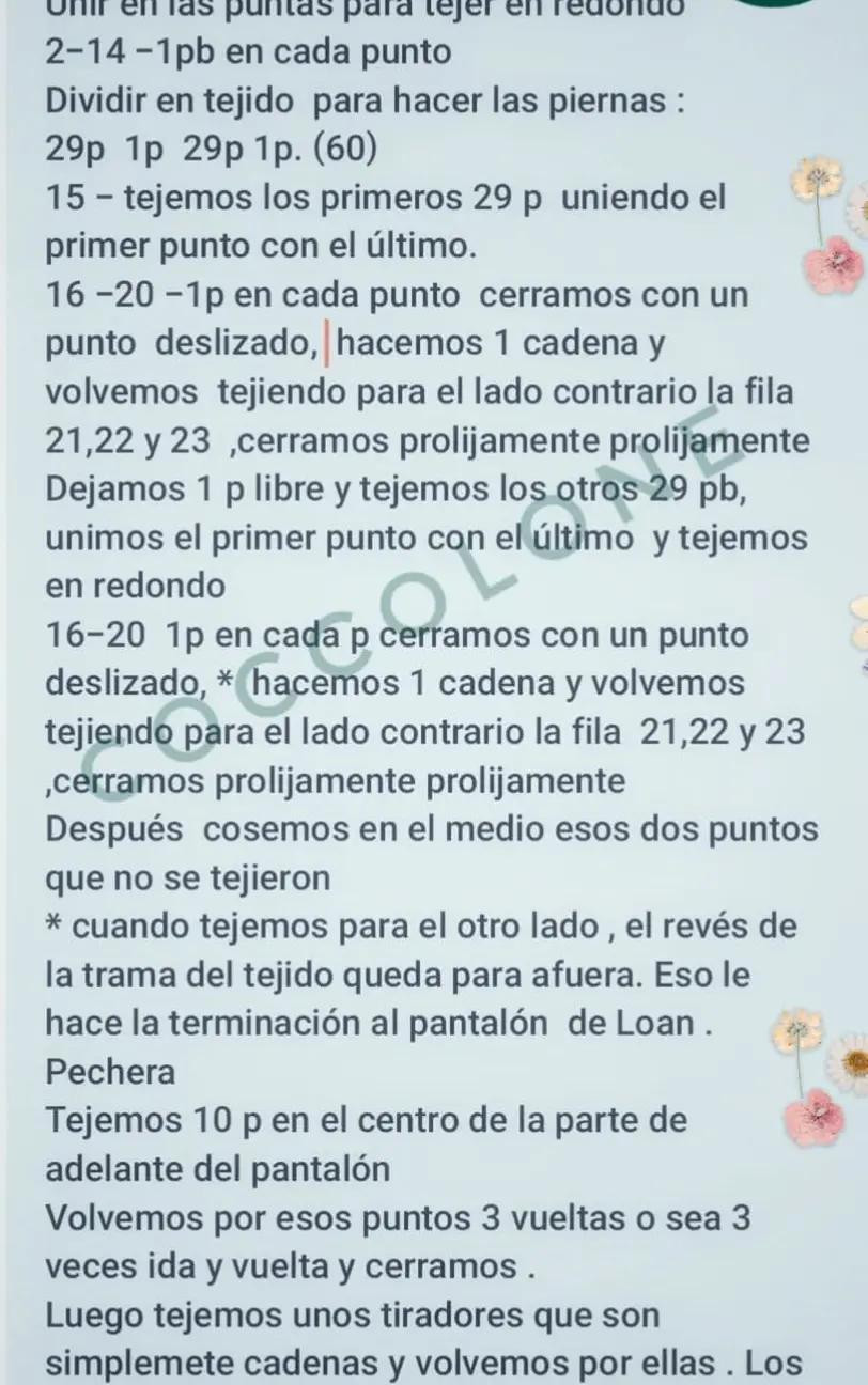 Osito de punto con pantalones y accesorios de ganchillo coloridos.