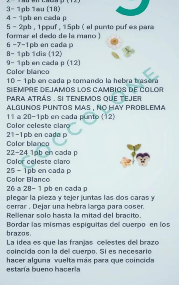 Osito de punto con pantalones y accesorios de ganchillo coloridos.