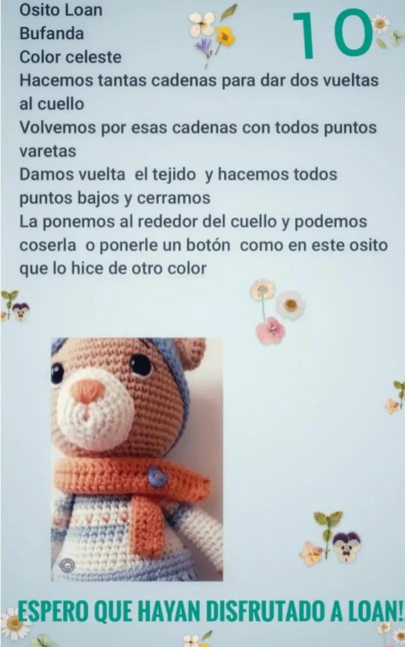Osito de punto con pantalones y accesorios de ganchillo coloridos.