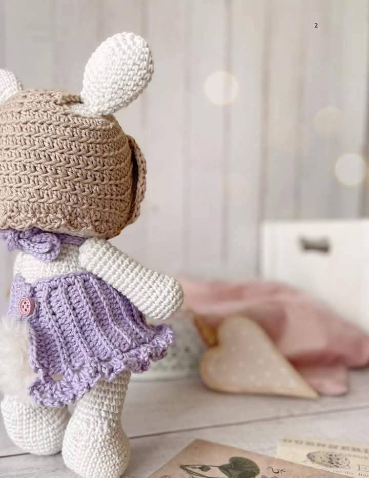 Patrón de Amigurumi: Conejito con Vestido Lila y Sombrero