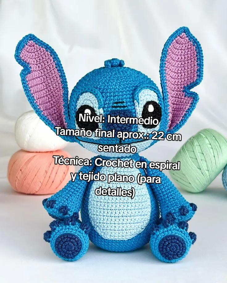 PATRÓN DE AMIGURUMI DE STITCH CON DETALLES REALISTAS Y OREJAS GRANDES