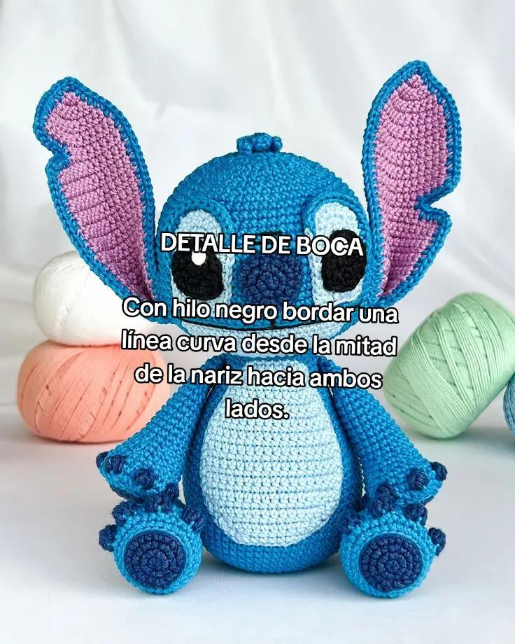 PATRÓN DE AMIGURUMI DE STITCH CON DETALLES REALISTAS Y OREJAS GRANDES