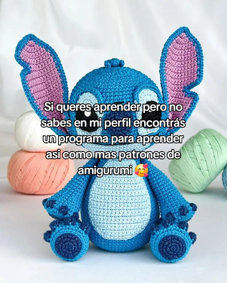 PATRÓN DE AMIGURUMI DE STITCH CON DETALLES REALISTAS Y OREJAS GRANDES