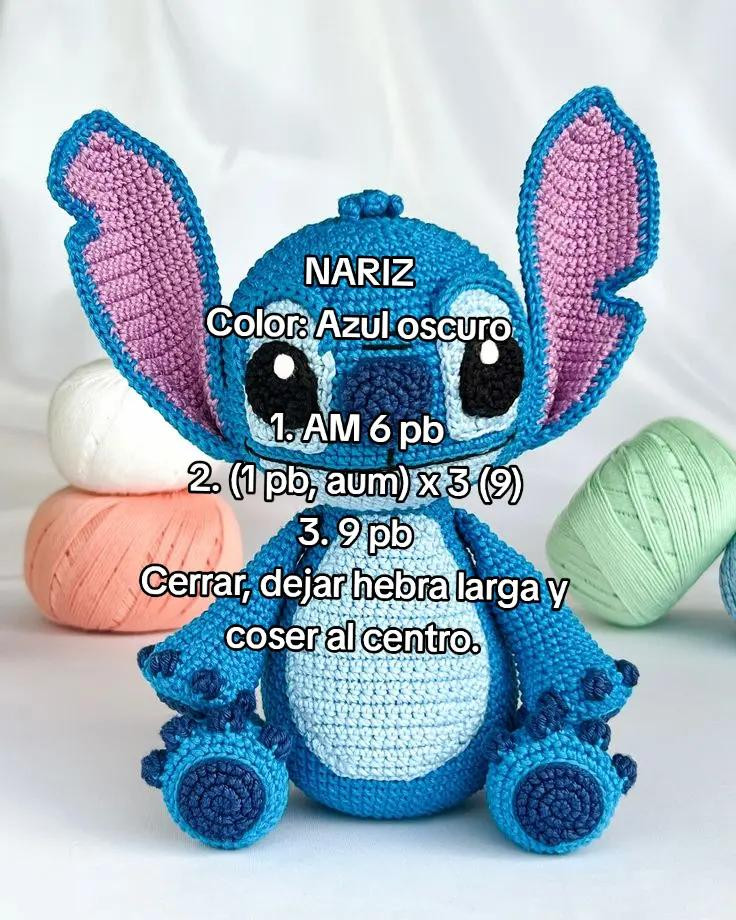PATRÓN DE AMIGURUMI DE STITCH CON DETALLES REALISTAS Y OREJAS GRANDES