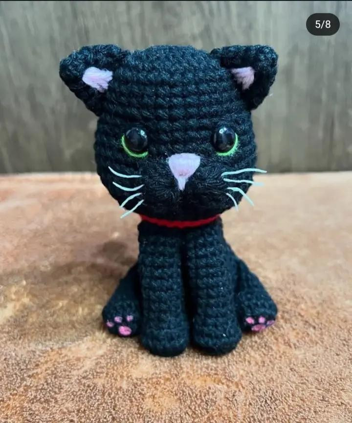 Patrón de amigurumi: Gato negro adorable con detalles rosados.
