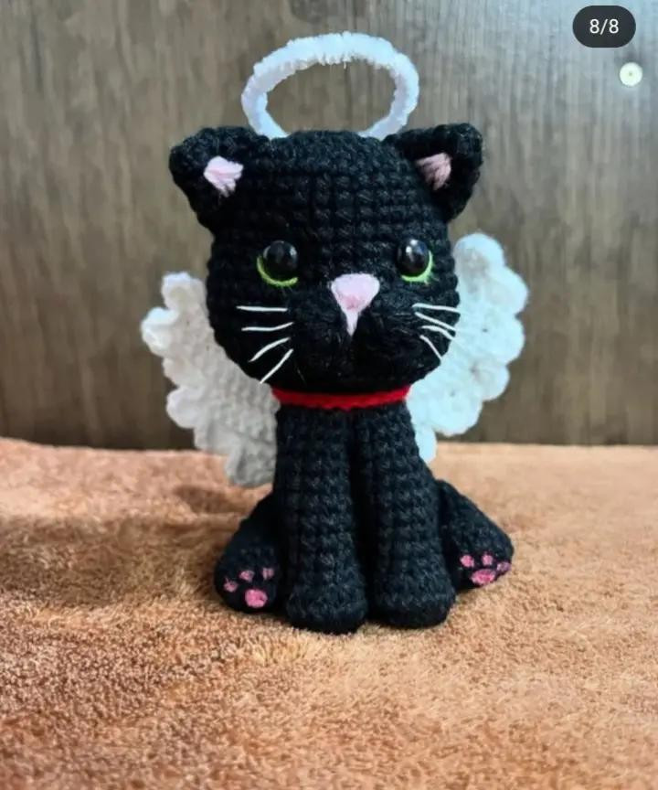 Patrón de amigurumi: Gato negro adorable con detalles rosados.