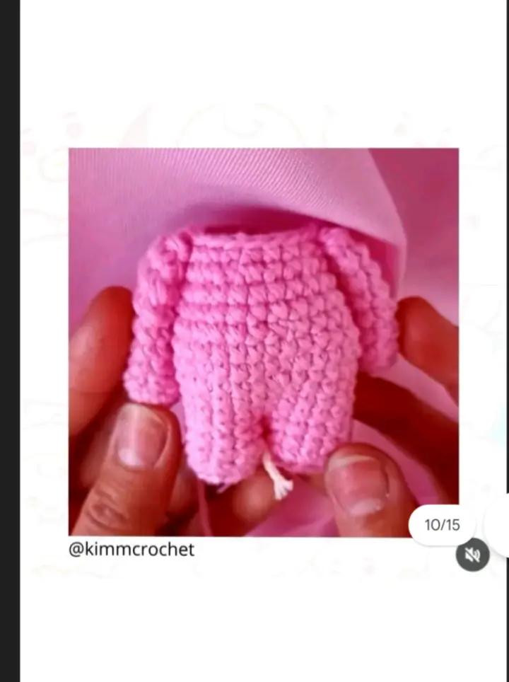 Patrón de amigurumi gratis: muñeco de crochet con orejas de conejo.